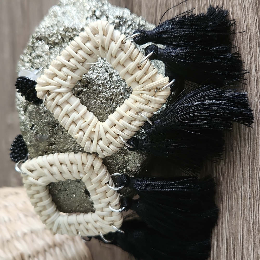 Chic Tassel and Rattan Boho Statement Earrings - Picture 4 of 6